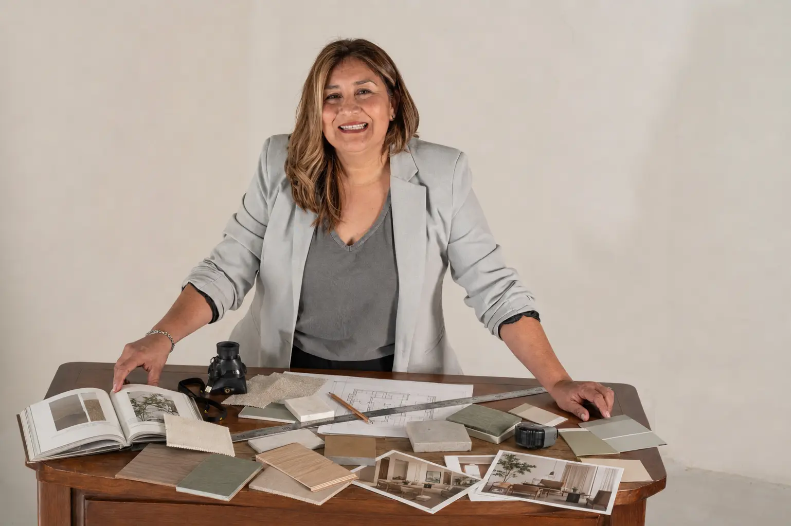 Alejandra Gómez trabajando con planos, materiales, texturas y muestras